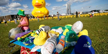 BRASÍLIA, DF, 29.03.2016: PROTESTOS-DILMA - A Fiesp (Federação das Indústrias de São Paulo) colocou nesta terça-feira (29) 5 mil patos infláveis, além de um pato gigante, em frente ao Congresso Nacional, em Brasília (SP). O animal faz referência à campanha "Não vou pagar o pato", que contesta a carga tributária. O ato também pede o impeachment da presidente Dilma Rousseff. (Foto: Pedro Ladeira/Folhapress) BRASÍLIA, DF, 29.03.2016: PROTESTOS-DILMA - A Fiesp (Federação das Indústrias de São Paulo) colocou nesta terça-feira (29) 5 mil patos infláveis, além de um pato gigante, em frente ao Congresso Nacional, em Brasília (SP). O animal faz referência à campanha "Não vou pagar o pato", que contesta a carga tributária. O ato também pede o impeachment da presidente Dilma Rousseff. (Foto: Pedro Ladeira/Folhapress)