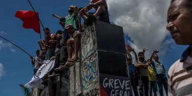 BELEM, BRAZIL - APRIL 28 : Thousands protest against the social welfare reform at the start of a nationwide strike called by unions opposing austerity reforms on April 28, 2017 in Belem, Brazil. The changes in the law proposed by President Michel Temer raise the age limit to retire and end various labor rights. The popularity of President Michel Temer is 4% according to opinion polls. (Photo by Victor Moriyama/Getty Images) BELEM, BRAZIL - APRIL 28 : Thousands protest against the social welfare reform at the start of a nationwide strike called by unions opposing austerity reforms on April 28, 2017 in Belem, Brazil. The changes in the law proposed by President Michel Temer raise the age limit to retire and end various labor rights. The popularity of President Michel Temer is 4% according to opinion polls. (Photo by Victor Moriyama/Getty Images)