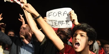 Demonstrators protest against Brazilian President Michel Temer outside the Planalto Palace in Brasilia on May 17, 2017.Temer was secretly taped by one of the owners of J&F Investimentos - the family holding company that controls the JBS meat processing company - giving the green light to a bribery scheme to keep Cunha quiet, the Brazilian newspaper O Globo reported on May 17, 2017. / AFP PHOTO / EVARISTO SA (Photo credit should read EVARISTO SA/AFP/Getty Images)