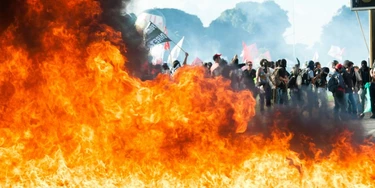 Demonstrators clash with the police during the protest "Occupy Brasilia" against the labor and social security reforms of his government in Brasilia, on May 24, 2017. / AFP PHOTO / Andressa Anholete        (Photo credit should read ANDRESSA ANHOLETE/AFP/Getty Images) Demonstrators clash with the police during the protest "Occupy Brasilia" against the labor and social security reforms of his government in Brasilia, on May 24, 2017. / AFP PHOTO / Andressa Anholete        (Photo credit should read ANDRESSA ANHOLETE/AFP/Getty Images)