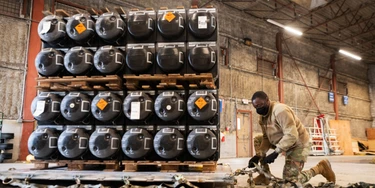 Munição paletizada, armas e outros equipamentos com destino à Ucrânia na Base Aérea de Dover, no estado de Delaware, em 21 de janeiro de 2022. Munição paletizada, armas e outros equipamentos com destino à Ucrânia na Base Aérea de Dover, no estado de Delaware, em 21 de janeiro de 2022.