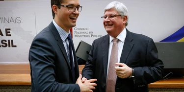 BRASÍLIA, DF, 28.06.2016: SEMINÁRIO-DF - O procurador geral da república (PGR) Rodrigo Janot e o procurador Deltan Dallagnol, coordenador da força tarefa da Operação Lava Jato, durante o seminário Grandes casos criminais - experiência italiana e perspectivas no Brasil, promovido pelo Conselho Nacional do Ministério Público na sede da Procuradoria Geral da República. (Foto: Pedro Ladeira/Folhapress) BRASÍLIA, DF, 28.06.2016: SEMINÁRIO-DF - O procurador geral da república (PGR) Rodrigo Janot e o procurador Deltan Dallagnol, coordenador da força tarefa da Operação Lava Jato, durante o seminário Grandes casos criminais - experiência italiana e perspectivas no Brasil, promovido pelo Conselho Nacional do Ministério Público na sede da Procuradoria Geral da República. (Foto: Pedro Ladeira/Folhapress)