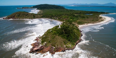 A Ilha do Mel, em primeiro plano. Ao fundo, o continente, onde ficará o porto privado, que para ser liberado depende de estrada que governo quer fazer. A Ilha do Mel, em primeiro plano. Ao fundo, o continente, onde ficará o porto privado, que para ser liberado depende de estrada que governo quer fazer.