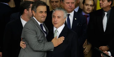 BRASÍLIA, DF, 12.05.2016: O novo presidente Michel Temer toma posse e é cumprimentado pelo Senador Aécio Neves em Brasília (DF) (Foto: Alice Vergueiro/Folhapress) BRASÍLIA, DF, 12.05.2016: O novo presidente Michel Temer toma posse e é cumprimentado pelo Senador Aécio Neves em Brasília (DF) (Foto: Alice Vergueiro/Folhapress)