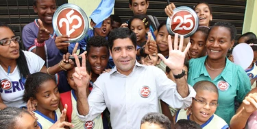 ACM Neto, candidato do DEM à Prefeitura de Salvador, durante caminhada no bairro de Fazenda Grande II, em Salvador, BA. (Salvador, BA, 09.10.2012. Foto de Vaner Casaes/Ag. BAPress/Folhapress) ACM Neto, candidato do DEM à Prefeitura de Salvador, durante caminhada no bairro de Fazenda Grande II, em Salvador, BA. (Salvador, BA, 09.10.2012. Foto de Vaner Casaes/Ag. BAPress/Folhapress)