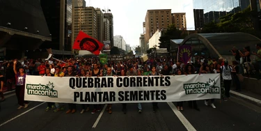 SÃO PAULO, SP, 06.05.2017: MARCHA-MACONHA - Manifestantes participam da Marcha da Maconha na tarde deste sábado, 6, na avenida Paulista, em São Paulo, pela legalização do entorpecente para uso medicinal e recreativo. Uma multidão desce a avenida Brigadeiro Luis Antônio, com destino à praça da Sé, no centro da cidade. (Foto: Adriano Vizoni/Folhapress) SÃO PAULO, SP, 06.05.2017: MARCHA-MACONHA - Manifestantes participam da Marcha da Maconha na tarde deste sábado, 6, na avenida Paulista, em São Paulo, pela legalização do entorpecente para uso medicinal e recreativo. Uma multidão desce a avenida Brigadeiro Luis Antônio, com destino à praça da Sé, no centro da cidade. (Foto: Adriano Vizoni/Folhapress)