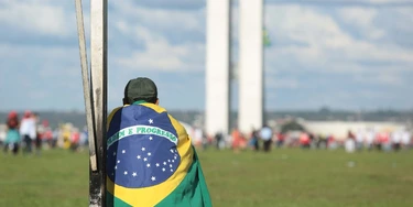 Nunca o brasileiro confiou tão pouco na Presidência. Bolsonaro surfa nessa onda. Nunca o brasileiro confiou tão pouco na Presidência. Bolsonaro surfa nessa onda.