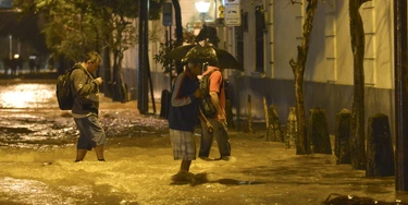 RIO DE JANEIRO, RJ, 20.06.2017: CHUVA-RIO - O Rio Maracanã voltou a transbordar na noite desta terça-feira (20) e atinge as vias locais. Forte chuva atinge vários pontos do Rio de Janeiro (RJ) e provoca diversos pontos de alagamentos nas vias da cidade. A cidade segue em estágio de atenção segundo o COR (Centro de Operações Rio). (Foto: Armando Paiva/Agif/Folhapress) RIO DE JANEIRO, RJ, 20.06.2017: CHUVA-RIO - O Rio Maracanã voltou a transbordar na noite desta terça-feira (20) e atinge as vias locais. Forte chuva atinge vários pontos do Rio de Janeiro (RJ) e provoca diversos pontos de alagamentos nas vias da cidade. A cidade segue em estágio de atenção segundo o COR (Centro de Operações Rio). (Foto: Armando Paiva/Agif/Folhapress)
