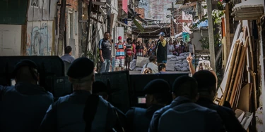 Moradores da favela do Moinho, no centro de São Paulo, entram em confronto com a polícia após suposta morte de morador por policiais, em junho de 2017.