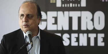 RIO DE JANEIRO, RJ, 29.06.2017: SEGURANÇA-RIO - O prefeito Marcelo Crivela, o governador Luiz Fernando Pezão e o presidente da Fecomércio, Orlando Diniz, assinam a renovação do contrato de policiamento Centro Presente, para fazer a segurança no centro do Rio de Janeiro. (Foto: Armando Paiva/Agif/Folhapress) RIO DE JANEIRO, RJ, 29.06.2017: SEGURANÇA-RIO - O prefeito Marcelo Crivela, o governador Luiz Fernando Pezão e o presidente da Fecomércio, Orlando Diniz, assinam a renovação do contrato de policiamento Centro Presente, para fazer a segurança no centro do Rio de Janeiro. (Foto: Armando Paiva/Agif/Folhapress)