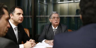 BRASÍLIA, DF, 05.07.2017: TEMER-DENUNCIAS - O advogado Antônio Claudio Mariz de Oliveira entregou na tarde desta quarta-feira (5) a defesa do presidente Michel Temer, abrindo a contagem de prazo para que a CCJ (Comissão de Constituição e Justiça) da Câmara se manifeste sobre a denúncia de que que o presidente Michel Temer cometeu crime de corrupção passiva. (Foto: Pedro Ladeira/Folhapress) BRASÍLIA, DF, 05.07.2017: TEMER-DENUNCIAS - O advogado Antônio Claudio Mariz de Oliveira entregou na tarde desta quarta-feira (5) a defesa do presidente Michel Temer, abrindo a contagem de prazo para que a CCJ (Comissão de Constituição e Justiça) da Câmara se manifeste sobre a denúncia de que que o presidente Michel Temer cometeu crime de corrupção passiva. (Foto: Pedro Ladeira/Folhapress)