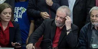 SÃO PAULO, SP, 13.07.2017: LULA-SP - O ex-presidente Luiz Inácio Lula da Silva convocou entrevista coletiva a jornalistas na sede do Partido dos Trabalhadores, em São Paulo, na manhã desta quinta (13) para falar, pela primeira vez, sobre a sua condenação a 9 anos e 6 meses de prisão pela Lava Jato. O juiz Sergio Moro, responsável pelo processo em primeira instância, sentenciou o presidente por corrupção e lavagem de dinheiro no caso do tríplex de Guarujá (SP). (Foto: Diego Padgurschi /Folhapress) SÃO PAULO, SP, 13.07.2017: LULA-SP - O ex-presidente Luiz Inácio Lula da Silva convocou entrevista coletiva a jornalistas na sede do Partido dos Trabalhadores, em São Paulo, na manhã desta quinta (13) para falar, pela primeira vez, sobre a sua condenação a 9 anos e 6 meses de prisão pela Lava Jato. O juiz Sergio Moro, responsável pelo processo em primeira instância, sentenciou o presidente por corrupção e lavagem de dinheiro no caso do tríplex de Guarujá (SP). (Foto: Diego Padgurschi /Folhapress)