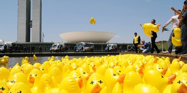 Brasília - Contra um novo aumento de impostos, a Fiesp lançou a campanha nacional Não Vou Pagar o Pato, jogando patos de borracha no espelho d·água do Congresso Nacional (Lucio Bernanrdo Junior/Agência Câmara do Deputados) Brasília - Contra um novo aumento de impostos, a Fiesp lançou a campanha nacional Não Vou Pagar o Pato, jogando patos de borracha no espelho d·água do Congresso Nacional (Lucio Bernanrdo Junior/Agência Câmara do Deputados)