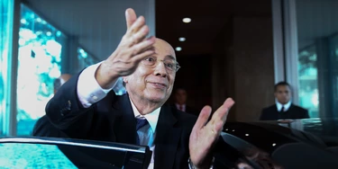 BRASÍLIA, DF, 20.07.2017: GOVERNO-IMPOSTOS - O ministro da Fazenda, Henrique Meirelles, fala com a imprensa ao sair do Ministério da Fazenda. Ele confirmou o aumento de impostos de combustíveis programados pelo governo. (Foto: Pedro Ladeira/Folhapress) BRASÍLIA, DF, 20.07.2017: GOVERNO-IMPOSTOS - O ministro da Fazenda, Henrique Meirelles, fala com a imprensa ao sair do Ministério da Fazenda. Ele confirmou o aumento de impostos de combustíveis programados pelo governo. (Foto: Pedro Ladeira/Folhapress)