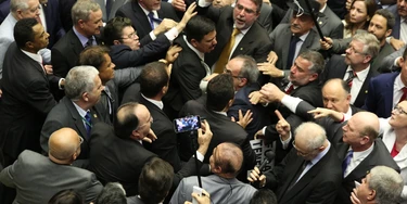 BRASÍLIA,DF,02.08.2017:DENÚNCIA-CONTRA-TEMER-VOTAÇÃO-PARECER-CÂMARA - Movimentação durante votação do parecer que recomenda a rejeição da denúncia feita pela Procuradoria Geral da República contra o presidente do Brasil, Michel Temer por corrupção passiva, na Câmara dos Deputados em Brasília (DF), nesta quarta-feira (02). (Foto: Fátima Meira/Futura Press/Folhapress) BRASÍLIA,DF,02.08.2017:DENÚNCIA-CONTRA-TEMER-VOTAÇÃO-PARECER-CÂMARA - Movimentação durante votação do parecer que recomenda a rejeição da denúncia feita pela Procuradoria Geral da República contra o presidente do Brasil, Michel Temer por corrupção passiva, na Câmara dos Deputados em Brasília (DF), nesta quarta-feira (02). (Foto: Fátima Meira/Futura Press/Folhapress)