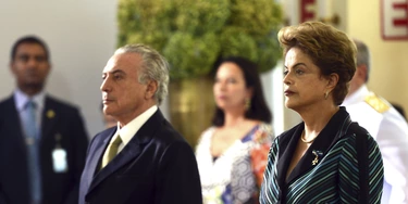 Brasília - A presidenta Dilma Rousseff e o vice-presidente, Michel Temer, participam da solenidade onde recebem os cumprimentos de oficiais-generais no Clube do Exército (Antonio Cruz/Agência Brasil) Brasília - A presidenta Dilma Rousseff e o vice-presidente, Michel Temer, participam da solenidade onde recebem os cumprimentos de oficiais-generais no Clube do Exército (Antonio Cruz/Agência Brasil)