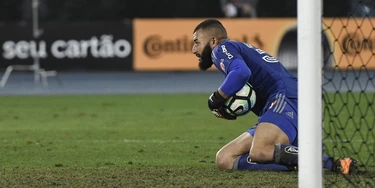 RIO DE JANEIRO, RJ, 16.08.2017: BOTAFOGO-FLAMENGO - Alex Muralha durante partida entre Botafogo e Flamengo valida pela Copa do Brasil, no Estadio Nilton Santos (Engenhao), na zona norte da capital fluminense, nesta quarta-feira (16). (Foto: Andre Fabiano/Codigo19). RIO DE JANEIRO, RJ, 16.08.2017: BOTAFOGO-FLAMENGO - Alex Muralha durante partida entre Botafogo e Flamengo valida pela Copa do Brasil, no Estadio Nilton Santos (Engenhao), na zona norte da capital fluminense, nesta quarta-feira (16). (Foto: Andre Fabiano/Codigo19).
