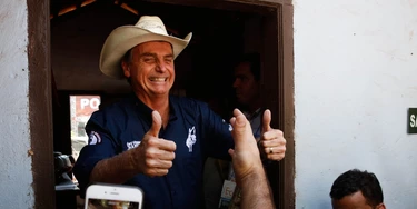 BARRETOS, SP - 26.08.2017: JAIR-BOLSONARO - O deputado Jair Bolsonaro (PSC-RJ) visita a queima do alho na festa do Peão de Barretos, no interior de São Paulo, neste sábado (26). (Foto: Joel Silva/Folhapress) BARRETOS, SP - 26.08.2017: JAIR-BOLSONARO - O deputado Jair Bolsonaro (PSC-RJ) visita a queima do alho na festa do Peão de Barretos, no interior de São Paulo, neste sábado (26). (Foto: Joel Silva/Folhapress)