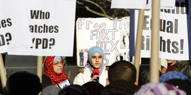 Lejla Duka, cujo pai e dois tios foram apontados como integrantes do suposto grupo terrorista Fort Dix Five, protesta contra a vigilância de comunidades muçulmanas realizada pelo Departamento de Polícia de Nova York, em 18 de novembro de 2011. Lejla Duka, cujo pai e dois tios foram apontados como integrantes do suposto grupo terrorista Fort Dix Five, protesta contra a vigilância de comunidades muçulmanas realizada pelo Departamento de Polícia de Nova York, em 18 de novembro de 2011.