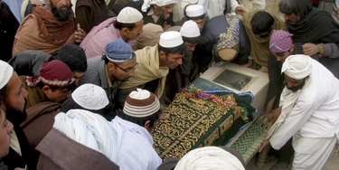 Em funeral realizado em Bannu, no Paquistão, em 29 de dezembro de 2010, moradores locais carregam o caixão de uma pessoa que teria sido morta por um ataque de drones dos Estados Unidos na área tribal de Mir Ali, na fronteira com o Afeganistão.