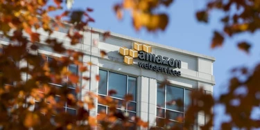 Amazon quer vender programa de inteligência artificial à polícia e aos militares americanos Amazon quer vender programa de inteligência artificial à polícia e aos militares americanos