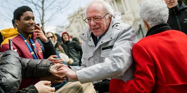 O senador Bernie Sanders e a deputada Grace Napolitano cumprimentam alunos enquanto participam de um comício no Capitólio, em Washington, DC, em 14 de março de 2018. O senador Bernie Sanders e a deputada Grace Napolitano cumprimentam alunos enquanto participam de um comício no Capitólio, em Washington, DC, em 14 de março de 2018.