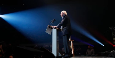 Senador Bernie Sanders fala durante comício em Cedar Rapids, Iowa, no dia 1º de fevereiro.