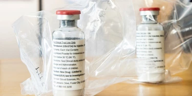 Remdesivir, um medicamento antiviral experimental produzido pelo laboratório Gilead Sciences, sobre a mesa durante uma coletiva de imprensa no Hospital Universitário de Eppendorf, em 8 de abril de 2020, em Hamburgo, Alemanha.
