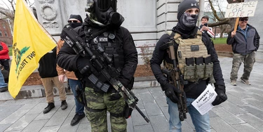 Membros do chamado movimento Boogaloo participam de um protesto contra o lockdown para a covid-19, em 18 de abril de 2020, na sede do governo estadual em Concord, New Hampshire. Membros do chamado movimento Boogaloo participam de um protesto contra o lockdown para a covid-19, em 18 de abril de 2020, na sede do governo estadual em Concord, New Hampshire.
