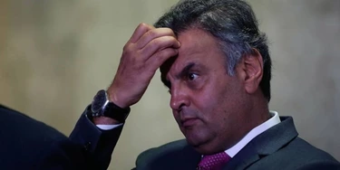 Depois de anos escondendo sujeiras debaixo do tapete, grande imprensa larga Aécio ferido na estrada Depois de anos escondendo sujeiras debaixo do tapete, grande imprensa larga Aécio ferido na estrada