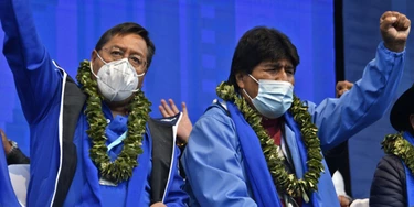 O presidente boliviano, Luis Arce, à esquerda, e o ex-presidente Evo Morales levantam os punhos durante as comemorações do 26º aniversário do partido governista Movimiento al Socialismo, em La Paz, Bolívia, em 29 de março de 2021. O presidente boliviano, Luis Arce, à esquerda, e o ex-presidente Evo Morales levantam os punhos durante as comemorações do 26º aniversário do partido governista Movimiento al Socialismo, em La Paz, Bolívia, em 29 de março de 2021.