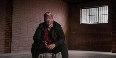 Por anos, Badiucao usou máscaras em aparições públicas para esconder sua identidade do governo chinês. Por anos, Badiucao usou máscaras em aparições públicas para esconder sua identidade do governo chinês.