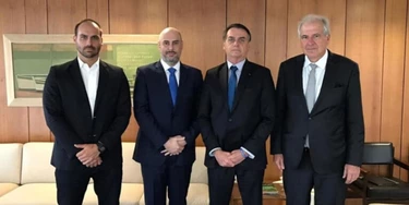 Da esquerda, deputado Eduardo Bolsonaro, Douglas Tavolaro, presidente Jair Bolsonaro e Rubens Menin em uma reunião no Palácio do Planalto no dia 18 de janeiro.