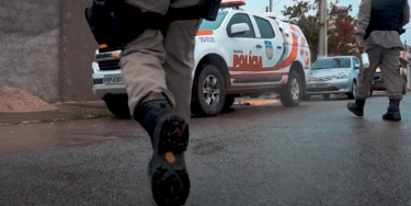 Viatura e soldados da Polícia Militar de Alagoas, nas mãos de quem dois homens negros despareceram.