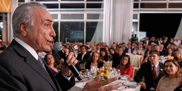 PEC do Apocalipse serve "lombinho de povo brasileiro" aos super ricos PEC do Apocalipse serve "lombinho de povo brasileiro" aos super ricos