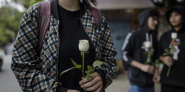 Estudantes participam do velório da professora Elisabeth Tenreiro, assassinada por um aluno na última segunda-feira em São Paulo. Foto: Bruno Santos/Folhapress