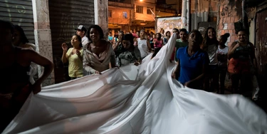 VÍDEO: “Meu filho perguntou se era o fim do mundo.” Jacarezinho pede paz depois de semana de tiros. VÍDEO: “Meu filho perguntou se era o fim do mundo.” Jacarezinho pede paz depois de semana de tiros.