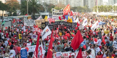 Milhares se reúnem em Copacabana em protesto contra governo Temer e Jogos Olímpicos Milhares se reúnem em Copacabana em protesto contra governo Temer e Jogos Olímpicos