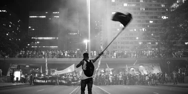 Manifestantes enchem a Cinelândia, no Rio de Janeiro, em protesto contra a PEC 241