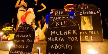 Foto de protesto a favor da legalização do aborto mostra lápides de papel com as palavras "mulher morta por aborto inseguro".