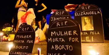 Foto de protesto a favor da legalização do aborto mostra lápides de papel com as palavras "mulher morta por aborto inseguro". Foto de protesto a favor da legalização do aborto mostra lápides de papel com as palavras "mulher morta por aborto inseguro".