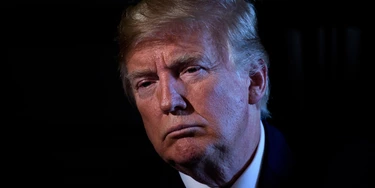 O presidente Donald Trump preside uma reunião com funcionários do estado e da administração sobre reformas prisionais no Trump National Golf Club, em Bedminster, Nova Jersey, no dia 9 de agosto de 2018.
 O presidente Donald Trump preside uma reunião com funcionários do estado e da administração sobre reformas prisionais no Trump National Golf Club, em Bedminster, Nova Jersey, no dia 9 de agosto de 2018.