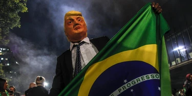 Apoiador de Jair Bolsonaro usa máscara do presidente americano Donald Trump para comemorar a vitória do novo mandatário brasileiro.