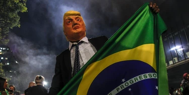 Apoiador de Jair Bolsonaro usa máscara do presidente americano Donald Trump para comemorar a vitória do novo mandatário brasileiro. Apoiador de Jair Bolsonaro usa máscara do presidente americano Donald Trump para comemorar a vitória do novo mandatário brasileiro.