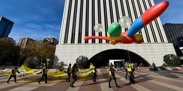Ativistas da Anistia Internacional seguram um enorme balão em formato de libélula no lado de fora da sede da Google, em Madri, no dia 27 de novembro de 2018, como parte de uma campanha para pedir que a Google cancele seu plano controverso de lançar uma ferramenta de busca censurada na China. Ativistas da Anistia Internacional seguram um enorme balão em formato de libélula no lado de fora da sede da Google, em Madri, no dia 27 de novembro de 2018, como parte de uma campanha para pedir que a Google cancele seu plano controverso de lançar uma ferramenta de busca censurada na China.