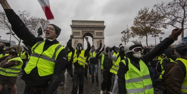 Manifestantes conhecidos como "coletes amarelos" protestam em frente ao Arco do Triunfo, em Paris. Manifestantes conhecidos como "coletes amarelos" protestam em frente ao Arco do Triunfo, em Paris.