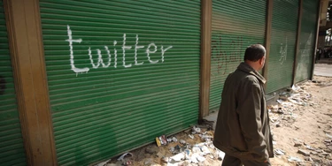 A palavra "Twitter" pintada em uma porta fechada na Praça Tahrir, no Cairo, em 4 de fevereiro de 2011, enquanto os manifestantes exigiam a renúncia do presidente Hosni Mubarak e o governo tentava reprimir o protesto desligando a internet. A rede social que ajudou a organizar a revolução egípcia agora está nas mãos de um bilionário de direita.
