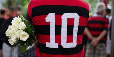 Torcedores do Flamengo se reúnem na sede do clube, na Gávea, para prestar homenagem às vítimas do incêndio que deixou 10 mortos e 3 feridos. Torcedores do Flamengo se reúnem na sede do clube, na Gávea, para prestar homenagem às vítimas do incêndio que deixou 10 mortos e 3 feridos.