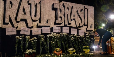 Memorial para os estudantes na escola pública Raul Brasil, após tiroteio em que dez pessoas morreram - incluindo os dois atiradores - e outros 15 ficaram feridos, em Suzano, São Paulo, em 13 de março de 2019. Memorial para os estudantes na escola pública Raul Brasil, após tiroteio em que dez pessoas morreram - incluindo os dois atiradores - e outros 15 ficaram feridos, em Suzano, São Paulo, em 13 de março de 2019.