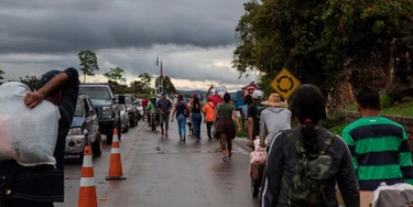 Mais de 3 milhões de venezuelanos já deixaram o país desde 2014 fugindo do governo de Nicolás Maduro. Ao menos 400 mil seguiram para o Brasil via Roraima. Mais de 3 milhões de venezuelanos já deixaram o país desde 2014 fugindo do governo de Nicolás Maduro. Ao menos 400 mil seguiram para o Brasil via Roraima.